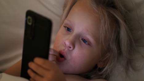 Kid-with-phone-at-bedtime