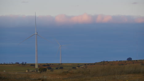 Windkraftanlagen-Im-Sonnenuntergangsfeld