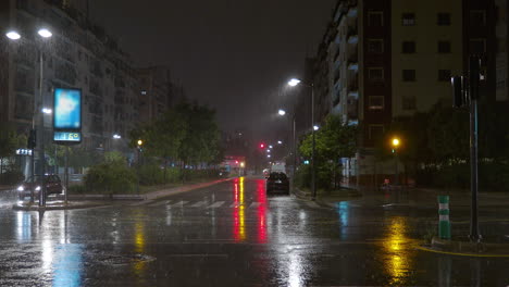 Regnerisches-Wetter-In-Der-Nacht,-Stadtverkehr,-Verkehr-Und-Lichtreflexion-Auf-Der-Straße