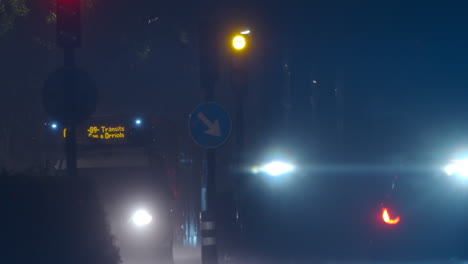 Regnerische-Nacht-Und-Straßenverkehr-Mit-Hellen-Scheinwerfern