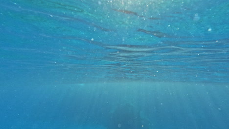 Blaues,-Transparentes-Meer-Unter-Wasser