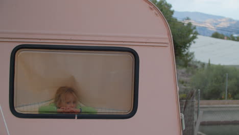 Einsames-Kaukasisches-5-jähriges-Mädchen,-Das-Im-Lieferwagen-Nachdenkt