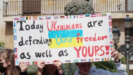 Una-Multitud-De-Jóvenes-En-Una-Manifestación-En-Defensa-De-Ucrania-Con-Pancartas.