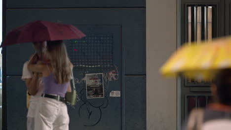 Menschen-Mit-Regenschirmen-In-Der-Abendstadt-Bei-Regen