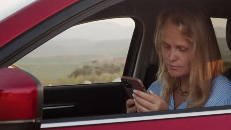 Woman-car-driver-using-smartphone