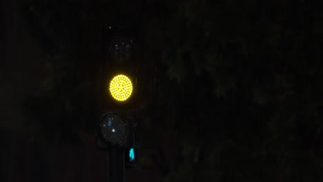 Semáforo-En-La-Ciudad-De-Noche
