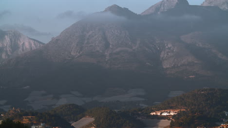 Berglandschaft-Mit-Dorf-Und-Gewächshäusern-Am-Unteren-Ende-Spaniens