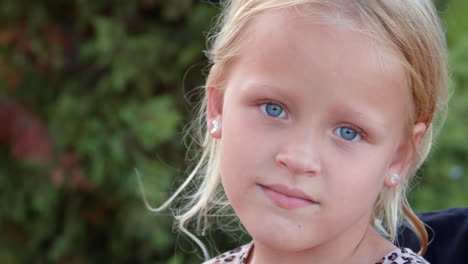 Außenporträt-Eines-Hübschen-Kleinen-Mädchens-Mit-Blauen-Augen