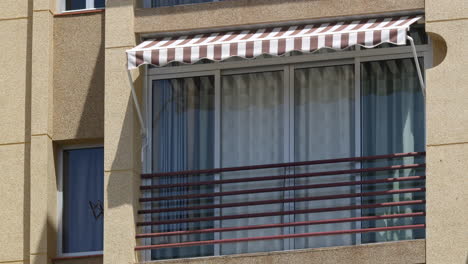 Mehrfamilienhausbalkon-Mit-Schuppen-Und-Panoramafenstern
