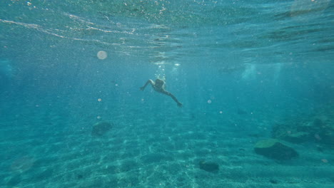 Adolescente-Nadando-Bajo-El-Agua