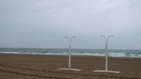 Zwei-Duschen-Am-Strand