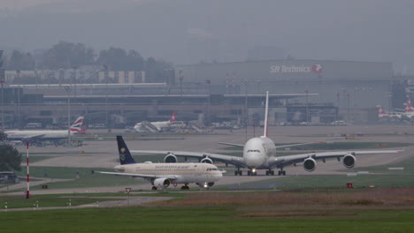 Flugzeuge,-Die-Auf-Der-Landebahn-Rollen---A380-Und-A320