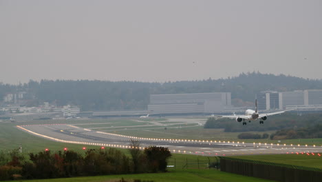 Passagierflugzeug-Kommt-Am-Flughafen-An