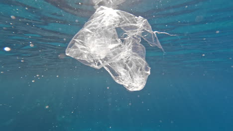 Unterwasser---Plastiktüte-Im-Meer