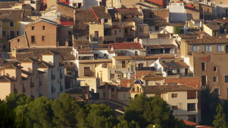 Häuser-Auf-Dem-Hügel-In-Der-Kleinen-Stadt-Polop,-Spanien