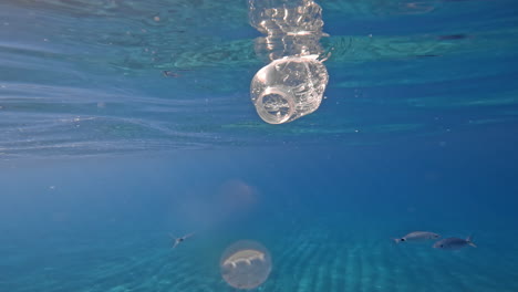 Plastikflasche-Unter-Wasser---Verschmutzung-Des-Ozeans