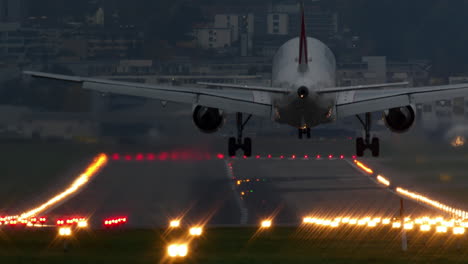 El-Avión-Llega-Por-La-Noche-Al-Aeropuerto.