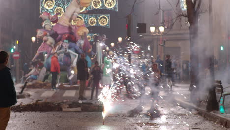 Menschen-Feiern-Fallas-Mit-Straßenfeuerwerk-In-Spanien