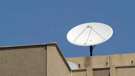 Satellitenschüssel-Auf-Dem-Dach-Für-Den-Empfang-Von-Fernsehsignalen