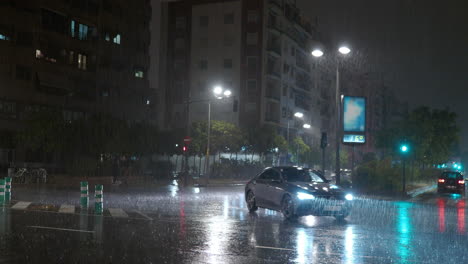 Transport-traffic-in-the-street-under-the-rain-at-night