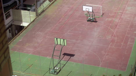Leerer-Basketballplatz-Auf-Dem-Dach,-Blick-Aus-Dem-Hausfenster