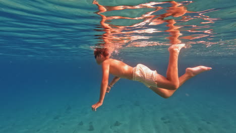 Underwater-swimming-in-the-sea