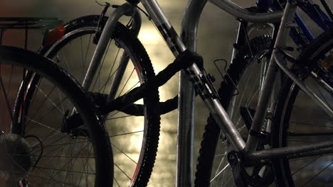 Bicicletas-Estacionadas-En-La-Ciudad-Por-La-Noche-Durante-La-Lluvia.