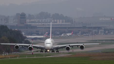 Emirates-Airbus-A380-800-Rollt-Die-Landebahn-Hinunter