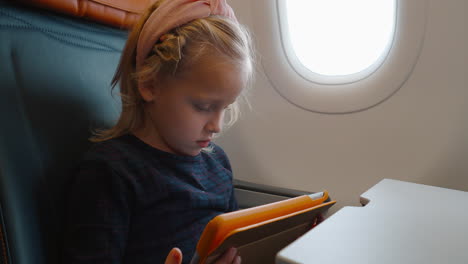 Kleines-Mädchen-Im-Flugzeug