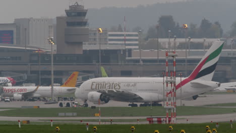 Emirates-Airbus-A380-800-Rollt-Am-Flughafen