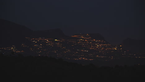 Nachtlichter-Der-Stadt-Auf-Dem-Berg-In-Spanien