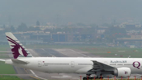 Boeing-777-300er-Qatar-Airways-Rollt-Die-Landebahn-Hinunter