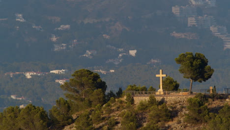 Escena-De-Pueblo-De-Montaña-Con-Cruz-Cristiana-En-La-Colina-En-La-Nucia-España