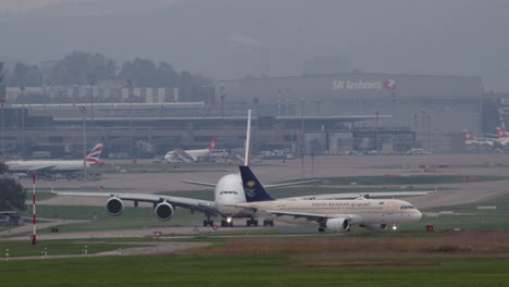 A380-Und-A320-Rollen-Auf-Der-Landebahn
