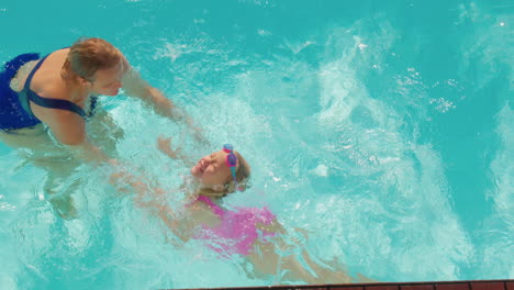 Aprendiendo-A-Nadar-Con-Mamá