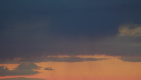 Flugzeug-Auf-Dem-Hintergrund-Des-Sonnenuntergangshimmels