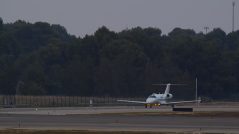 Private-jet-taxiing