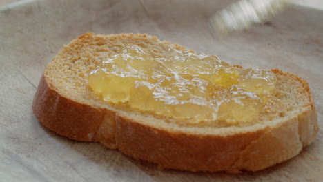 Marmelade-Auf-Ein-Stück-Brot-Streichen