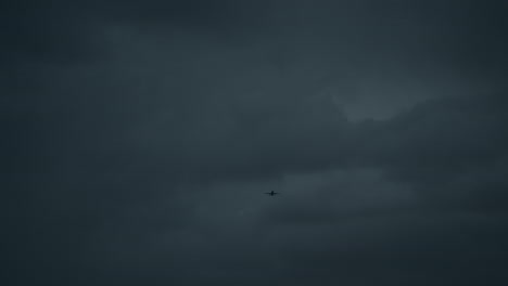 Das-Flugzeug-Fliegt-Hoch-Am-Nachthimmel