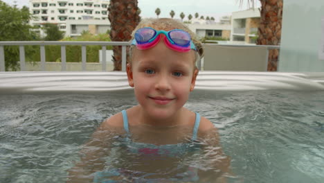 Fünfjähriges-Mädchen-Genießt-Whirlpool-Im-Freien