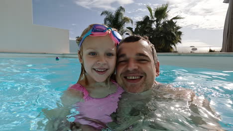 Daddy-and-daughter-in-swimming-pool