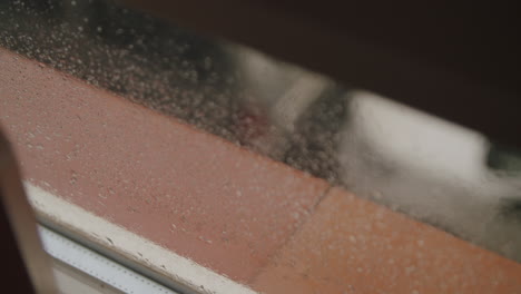 Regentropfen-Auf-Dem-Fensterhintergrund