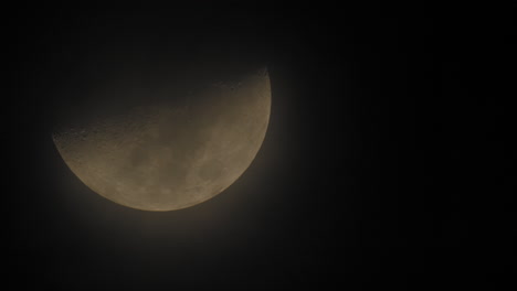 Mond-Hinter-Den-Wolken