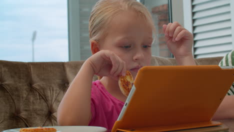 Kleines-Mädchen,-Das-Pizza-Isst-Und-Zeichentrickfilme-Schaut