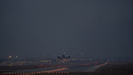 Passenger-airplane-landing-in-night
