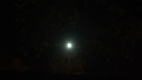 Flashing-spoiled-lantern-at-night-8