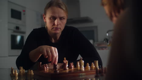 Mutter-Und-Sohn-Spielen-Schach