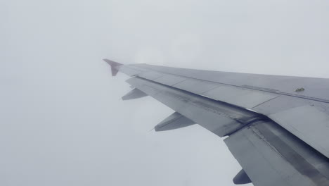 El-Ala-De-Un-Avión-Volando-En-Medio-De-Densas-Nubes