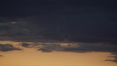 Flugzeug-Am-Himmel-Bei-Sonnenuntergang