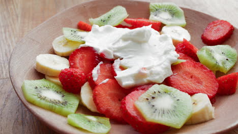 Fruit-salad-with-greek-yogurt